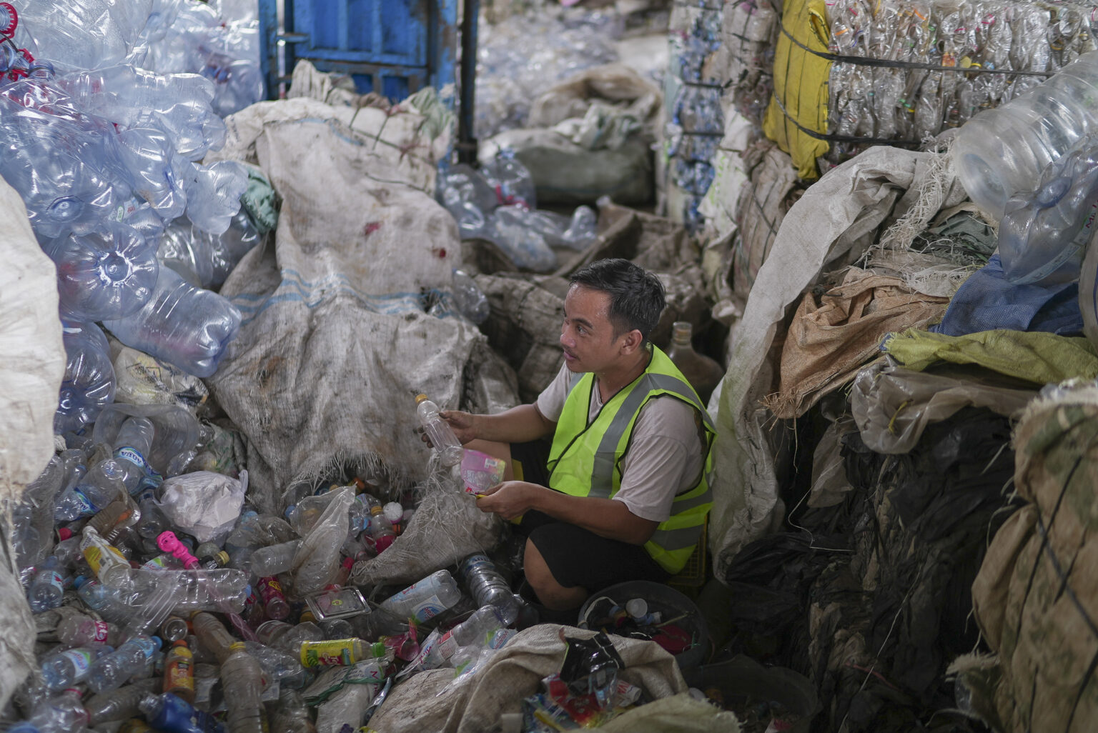 “Rasanya Seperti Keluarga”: Bagaimana Rezycology meningkatkan kehidupan para pemulung sampah penyandang disabilitas